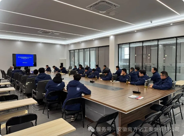 Professor Mou Jiegang van de Chinese Jiliang Universiteit bezocht Anhui South Chemical Pump Co., Ltd. om gespecialiseerde training te geven op het gebied van centrifugaalpompen.